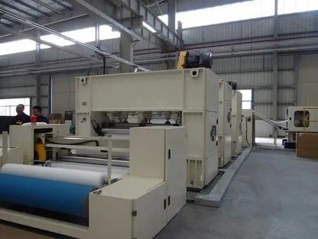 Ligne de production de perforation d'aiguille de 800 gm pour les médias de filtration d'air non tissés